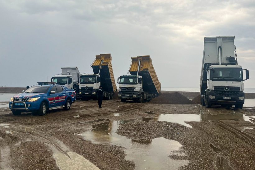Çalınan plaj kamyonlarla geri getirildi
