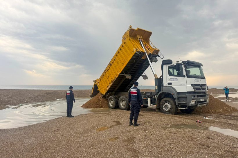 Çalınan plaj kamyonlarla geri getirildi