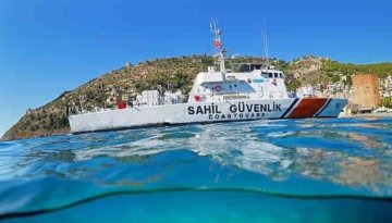 Alanya'da dalgalara kapılan şahsı Sahil Güvenlik son anda kurrtardı