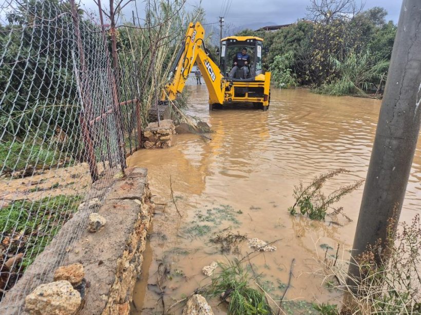 Alanya&rsquo;da yağmur, dolu ve fırtına hayatı olumsuz etkiledi; Ekipler seferber oldu