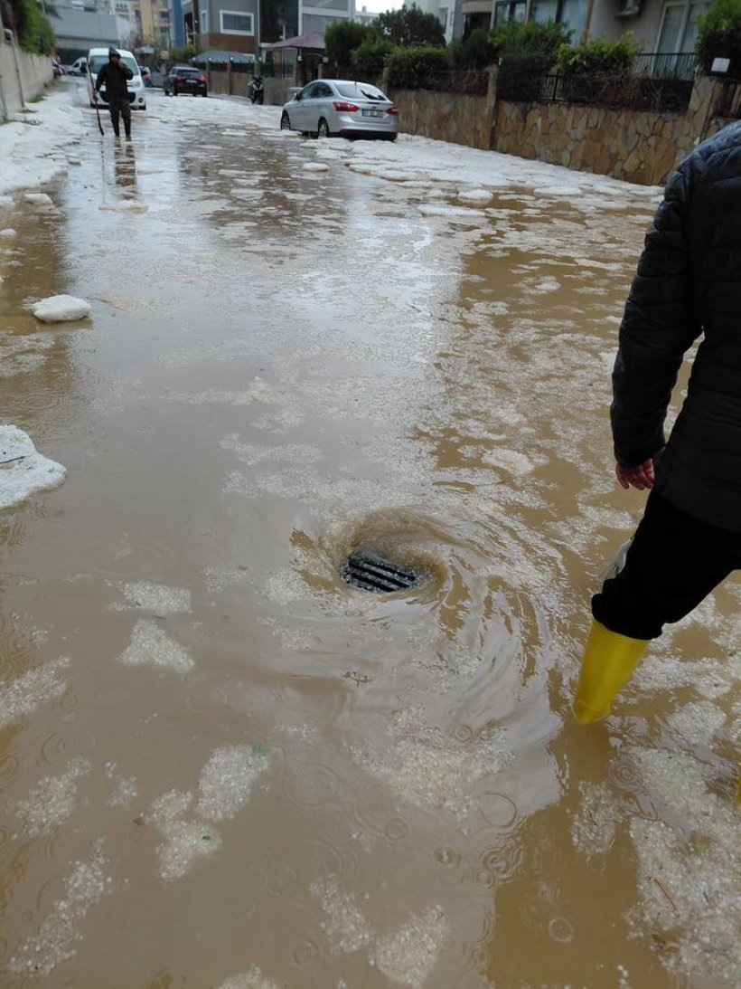 Alanya&rsquo;da yağmur, dolu ve fırtına hayatı olumsuz etkiledi; Ekipler seferber oldu