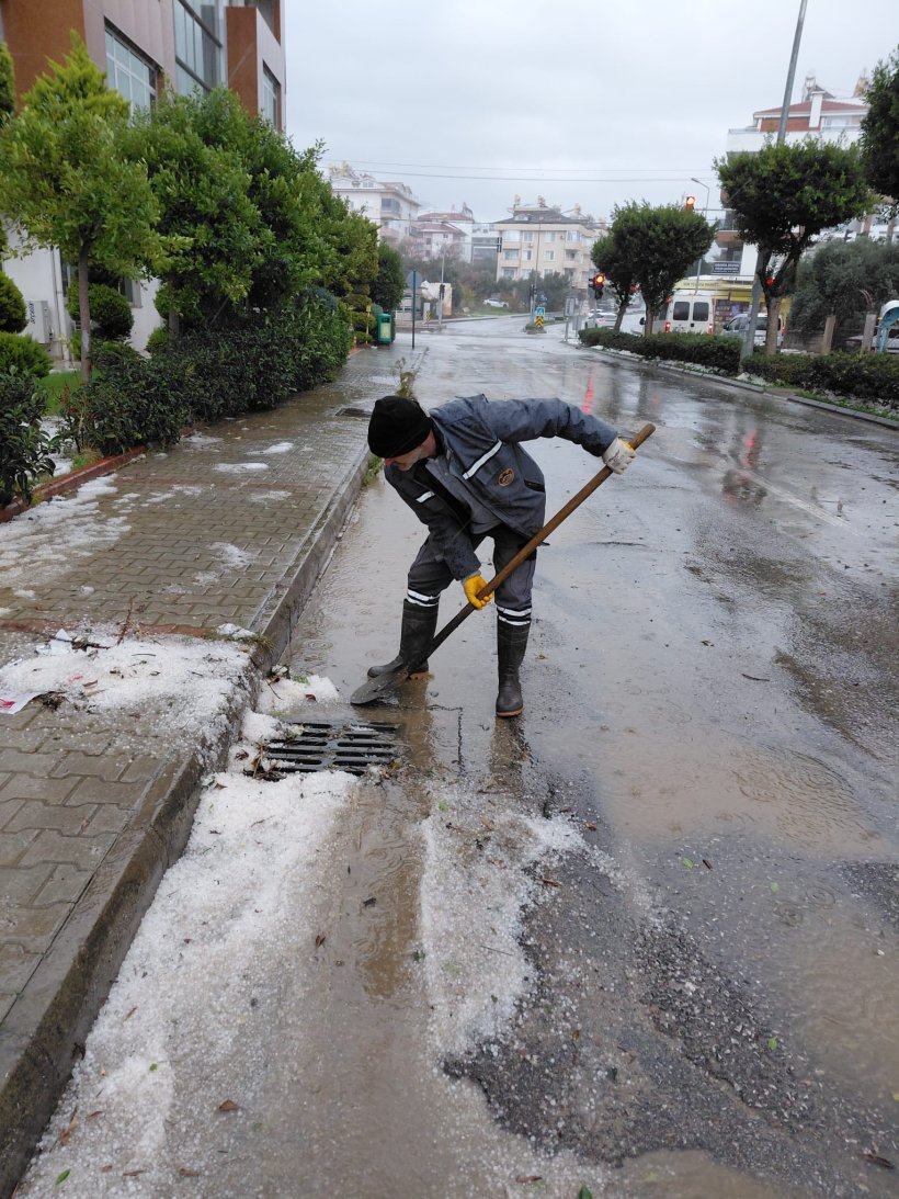 Alanya&rsquo;da yağmur, dolu ve fırtına hayatı olumsuz etkiledi; Ekipler seferber oldu