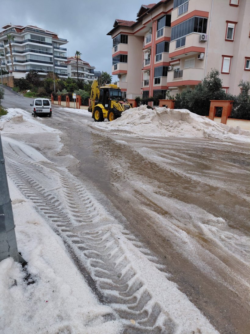 Alanya&rsquo;da yağmur, dolu ve fırtına hayatı olumsuz etkiledi; Ekipler seferber oldu