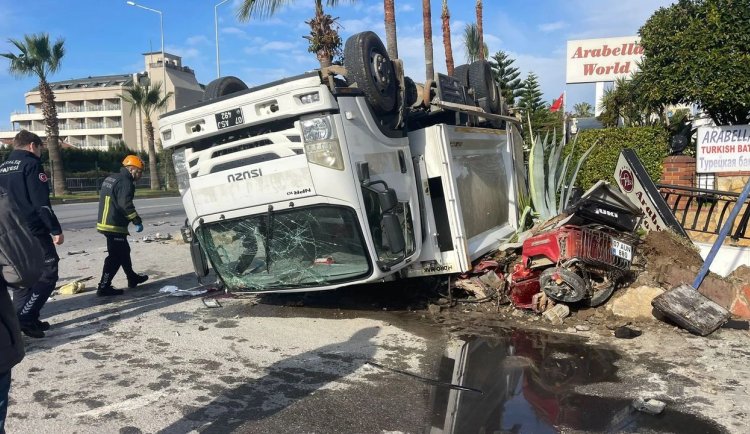 Alanya'da bir TIR, belediyeye ait çöp kamyonuna arkadan çarptı