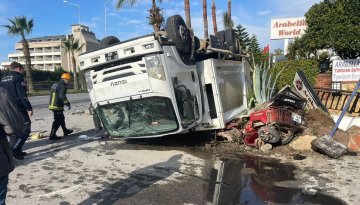 Alanya'da bir TIR, belediyeye ait çöp kamyonuna arkadan çarptı