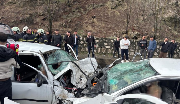 Bir kaza haberi de Burdur'da: iki otomobil kafa kafaya çarpıştı; 7 ölü