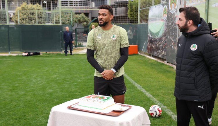 Alanyaspor’da Antrenman Öncesi Bruno Viana’ya Doğum Günü Sürprizi
