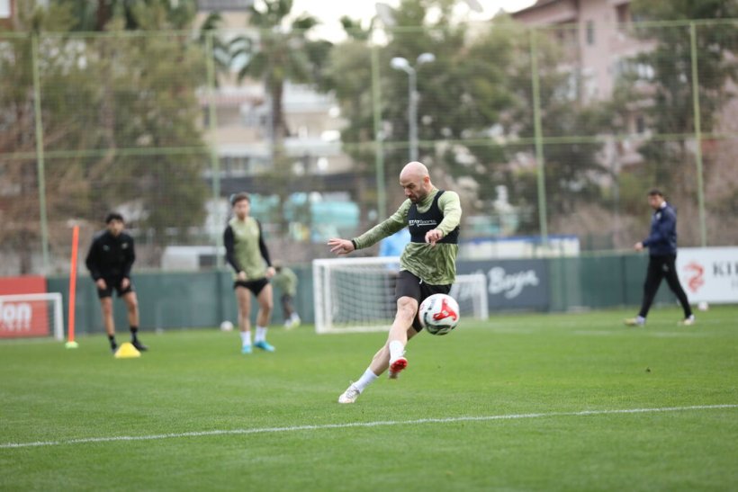 Alanyaspor&rsquo;da Antrenman &Ouml;ncesi Bruno Viana&rsquo;ya Doğum G&uuml;n&uuml; S&uuml;rprizi