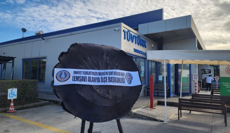 TÜVTÜRK istasyonunda darp edilerek şehit olan polis için EMŞAV Alanya’dan siyah çelenkli tepki