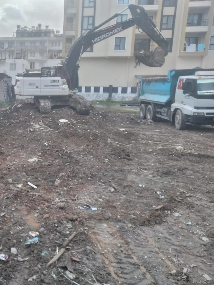 Belediye Ekipleri Mahmutlar'daki o alanda temizlik &ccedil;alışması yaptı