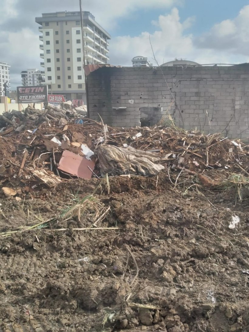 Belediye Ekipleri Mahmutlar'daki o alanda temizlik &ccedil;alışması yaptı