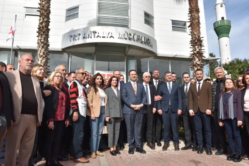 CHP’den TRT Antalya Önünde Eylem: TRT Tek Bir Kişinin Değil, 86 Milyonundur