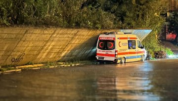 Alanya’da Ambulansın üzerine istinat duvarı yıkıldı