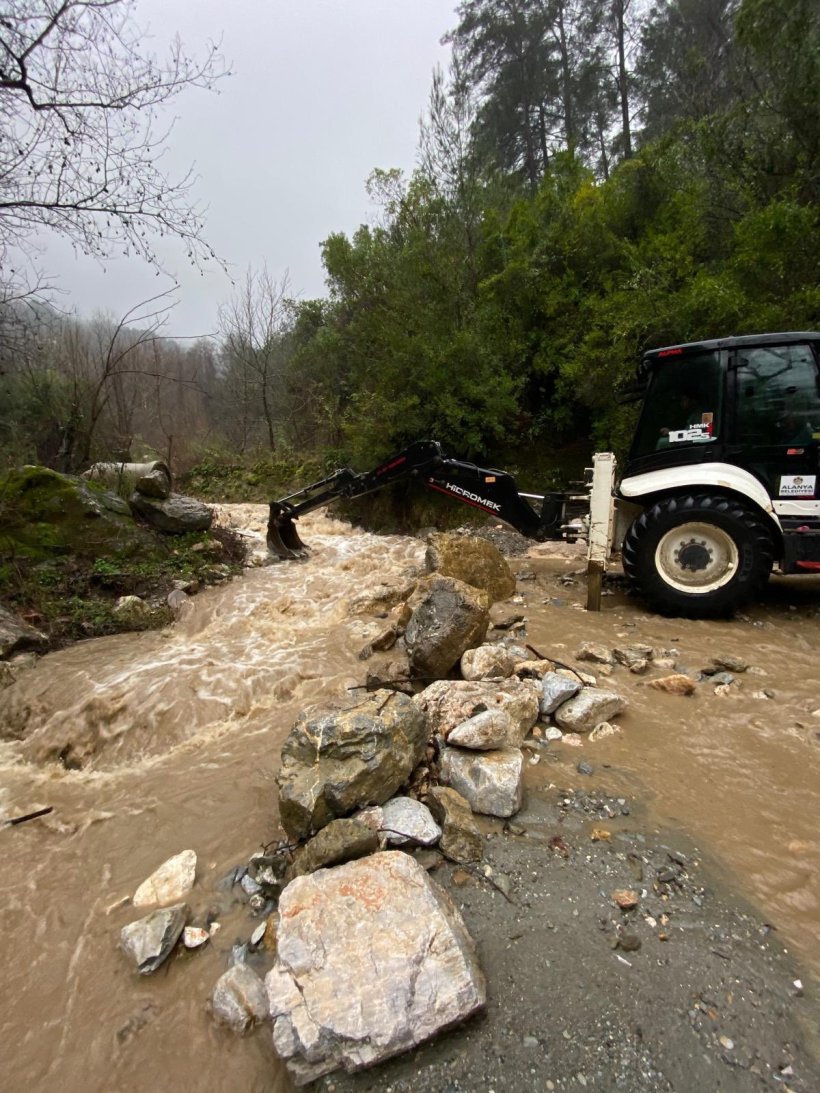 Alanya’da Kırmızı Alarm: Belediye Ekipleri Yağışa Karşı Siper Oldu