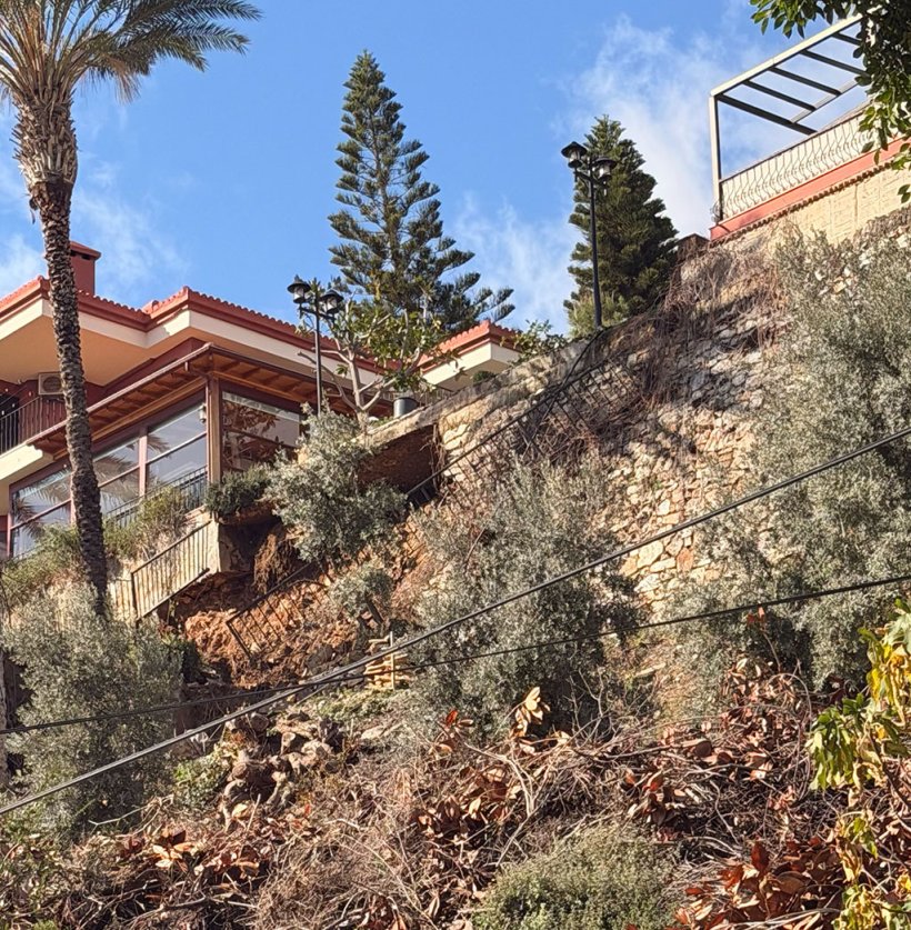 Hasbah&ccedil;e'de Toprak Kayması : &Uuml;nl&uuml; İşletme ve L&uuml;ks Villalar Boşaltıldı