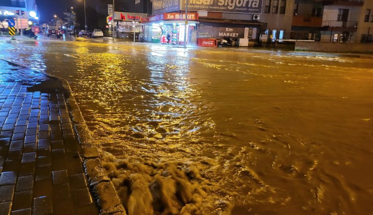 Metro Kavşağı su altında: Yol trafiğe kapatıldı