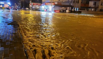 Metro Kavşağı su altında: Yol trafiğe kapatıldı
