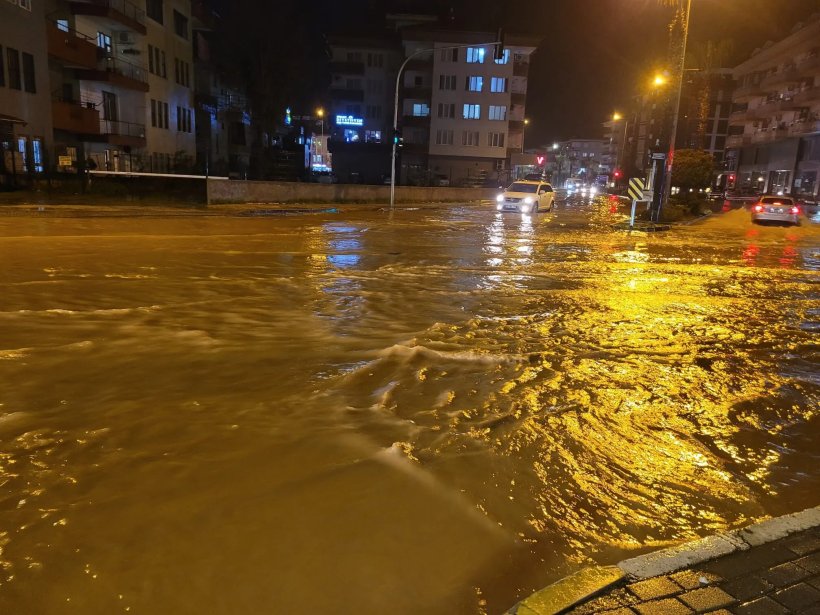 Metro Kavşağı su altında: Yol trafiğe kapatıldı
