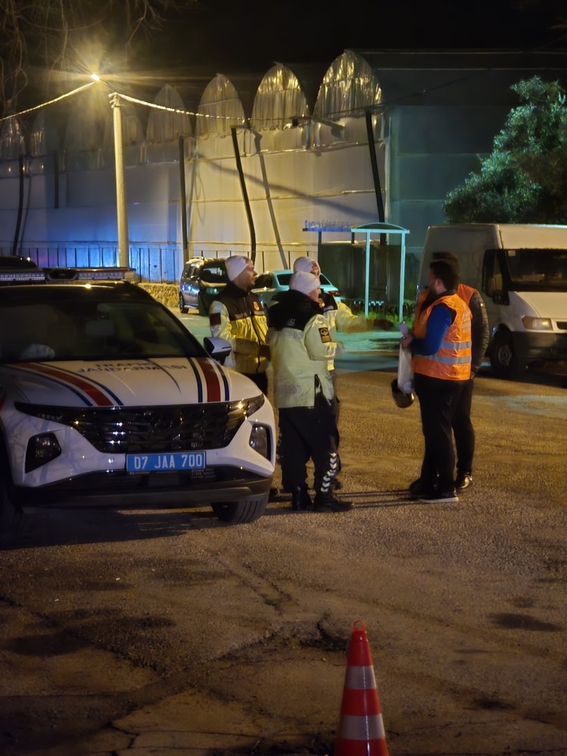 AK Parti Alanya Gen&ccedil;lik Kolları &uuml;yelerinden afet b&ouml;lgesine destek