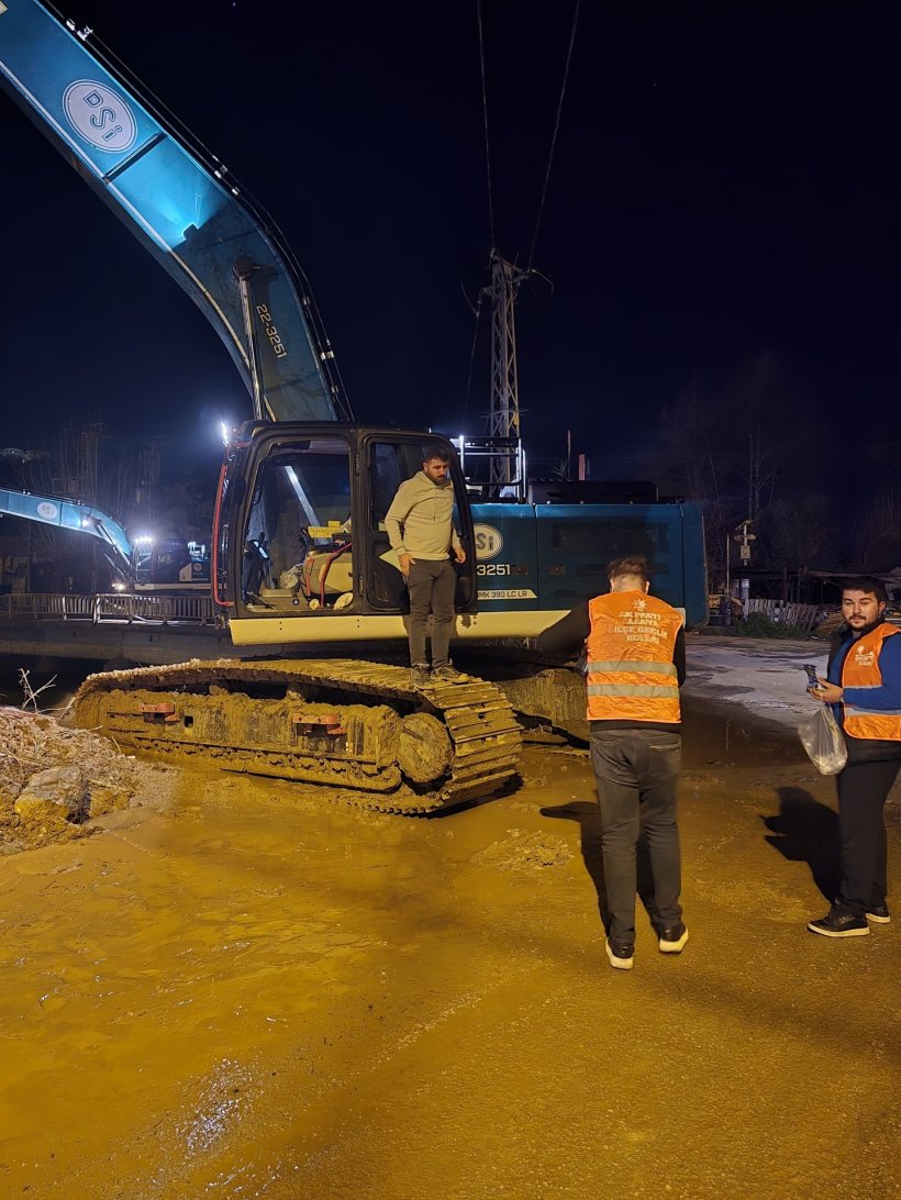 AK Parti Alanya Gen&ccedil;lik Kolları &uuml;yelerinden afet b&ouml;lgesine destek