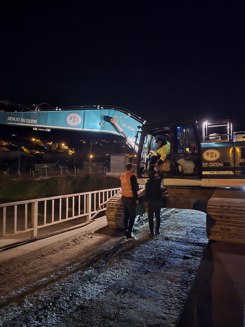 AK Parti Alanya Gen&ccedil;lik Kolları &uuml;yelerinden afet b&ouml;lgesine destek