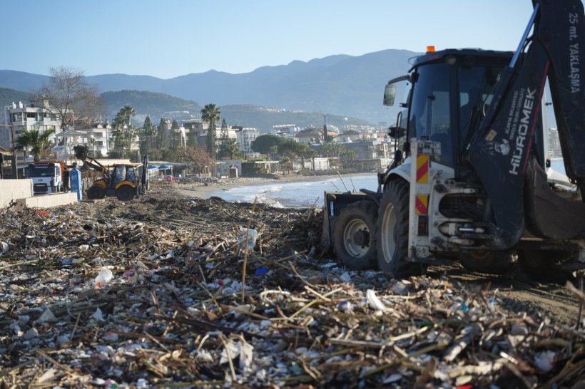 Alanya’da Fırtına ve sel sonrası seferberlik: Ekipler Hasarın İzlerini Siliyor