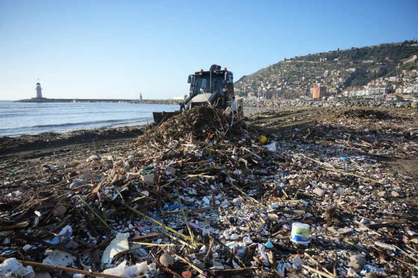 Alanya’da Fırtına ve sel sonrası seferberlik: Ekipler Hasarın İzlerini Siliyor