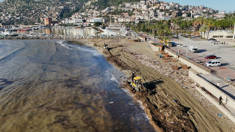 Alanya’da Fırtına ve sel sonrası seferberlik: Ekipler Hasarın İzlerini Siliyor