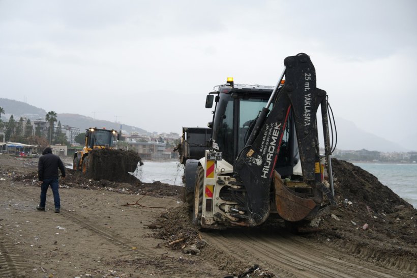 Alanya’da Fırtına ve sel sonrası seferberlik: Ekipler Hasarın İzlerini Siliyor