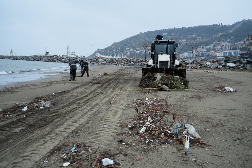 Alanya’da Fırtına ve sel sonrası seferberlik: Ekipler Hasarın İzlerini Siliyor