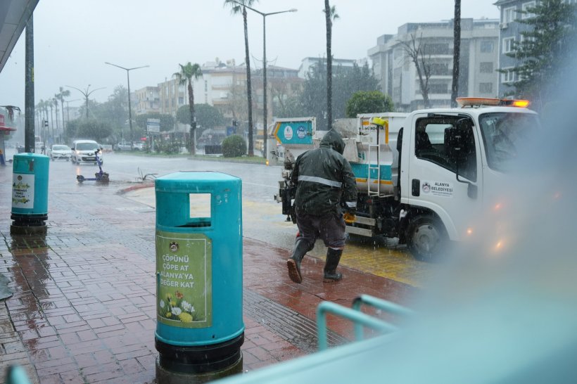 Alanya’da Fırtına ve sel sonrası seferberlik: Ekipler Hasarın İzlerini Siliyor