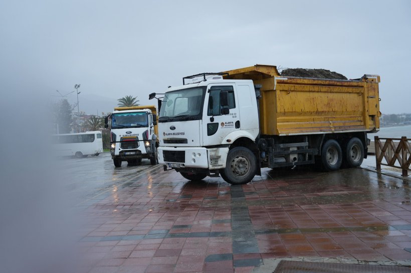 Alanya’da Fırtına ve sel sonrası seferberlik: Ekipler Hasarın İzlerini Siliyor