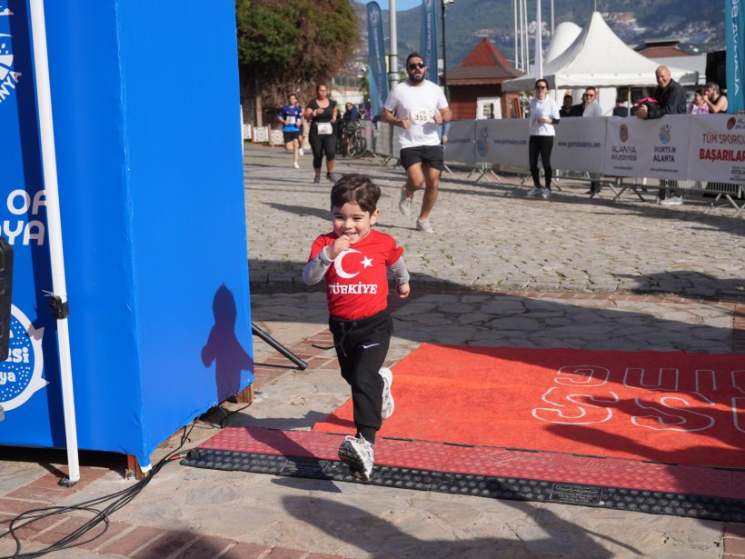Alanya Mavi Gözlü Dev Adama'a hasretle koştu