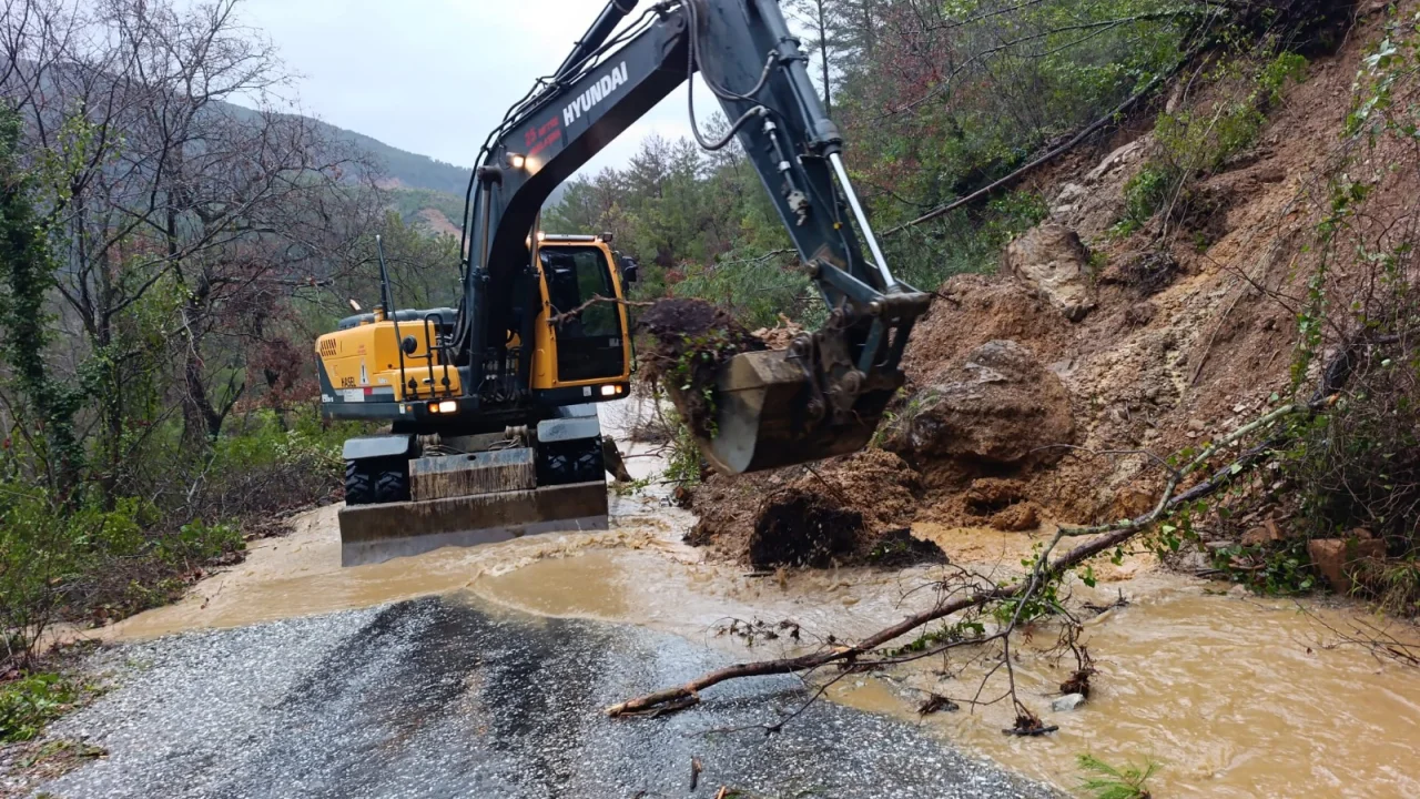 Antalya Büyükşehir Belediyesi yağışın izlerini siliyor