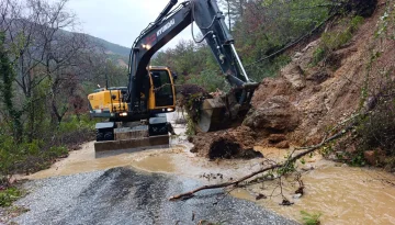 Antalya Büyükşehir Belediyesi yağışın izlerini siliyor