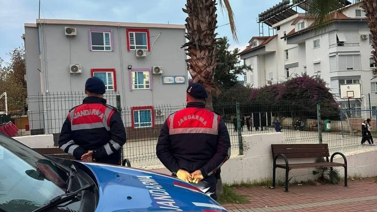 Alanya’da Okul Önlerinde Jandarmadan 'Huzurlu Okul Önleri' Uygulaması