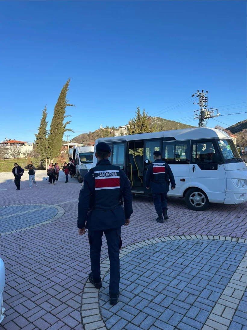 Alanya’da Okul Önlerinde Jandarmadan 'Huzurlu Okul Önleri' Uygulaması