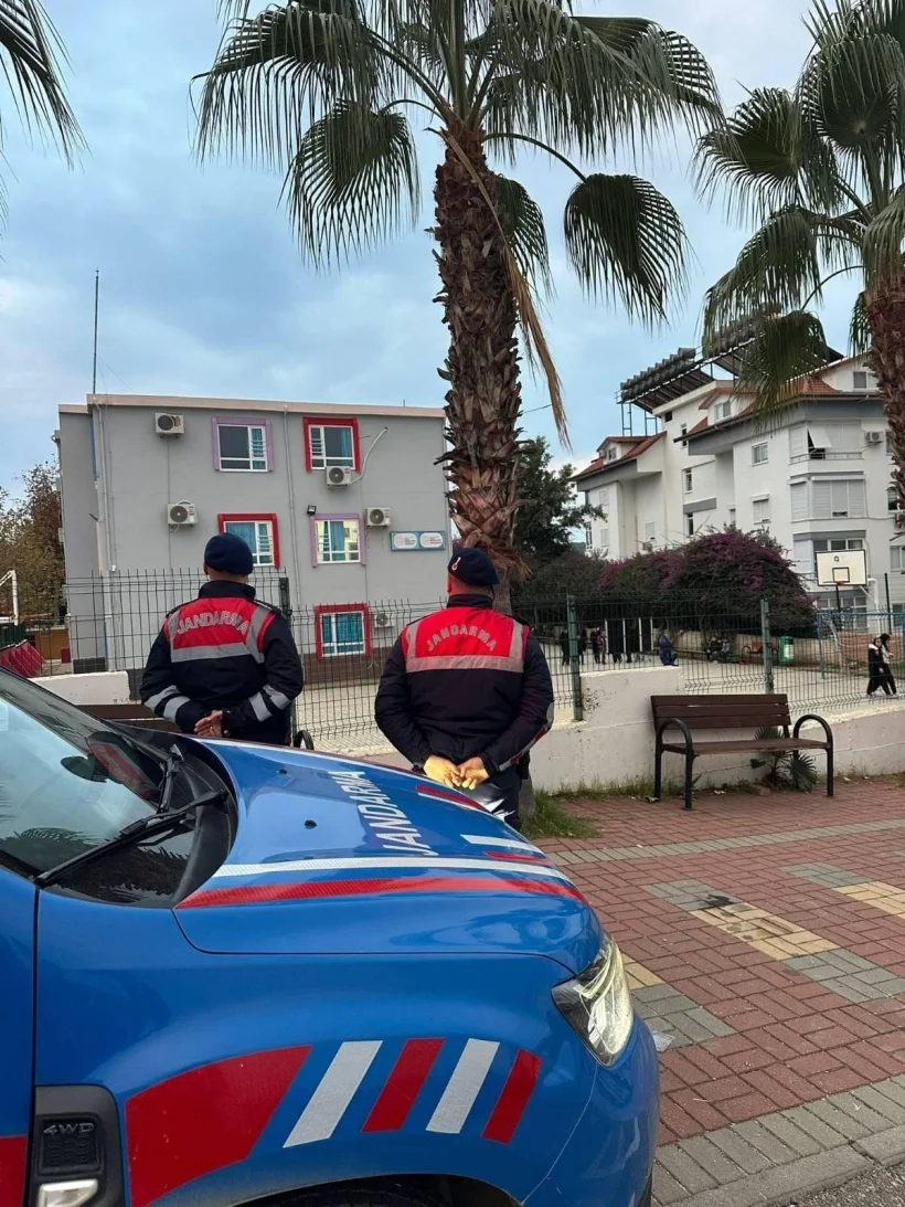 Alanya’da Okul Önlerinde Jandarmadan 'Huzurlu Okul Önleri' Uygulaması