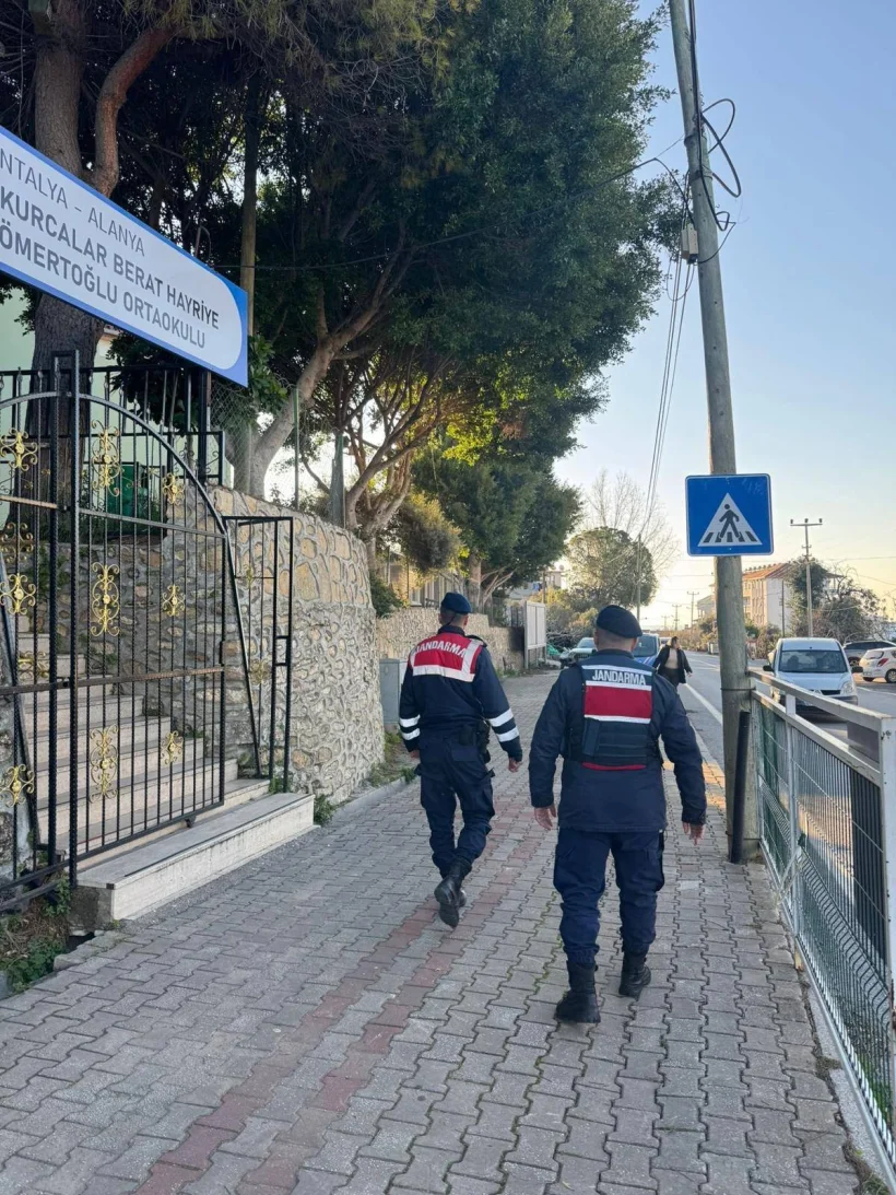 Alanya’da Okul Önlerinde Jandarmadan 'Huzurlu Okul Önleri' Uygulaması