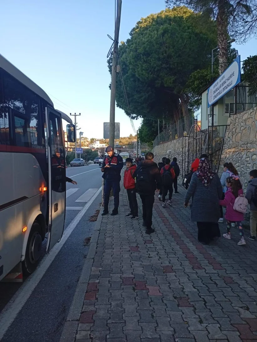 Alanya’da Okul Önlerinde Jandarmadan 'Huzurlu Okul Önleri' Uygulaması