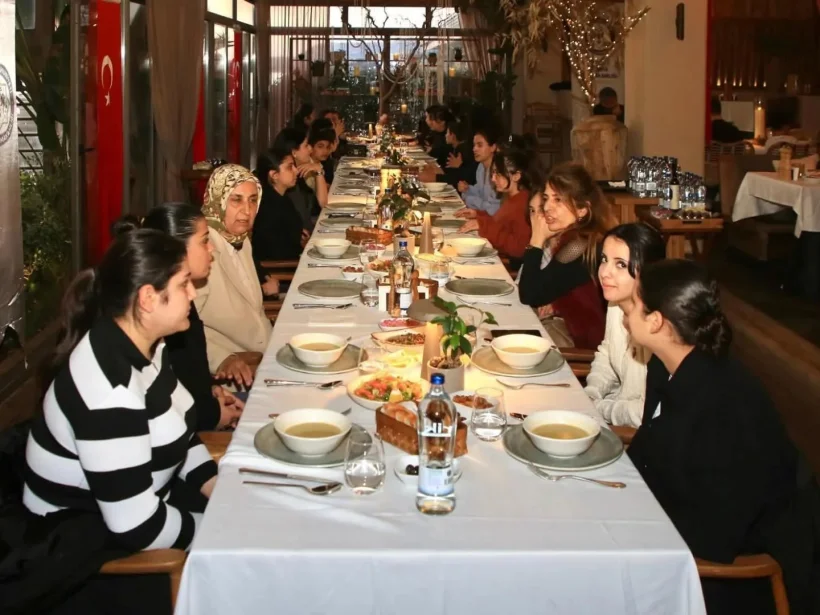 Alanya&rsquo;da D&uuml;nya Yetimler G&uuml;n&uuml;&rsquo;nde G&ouml;n&uuml;l Sofrası Kuruldu