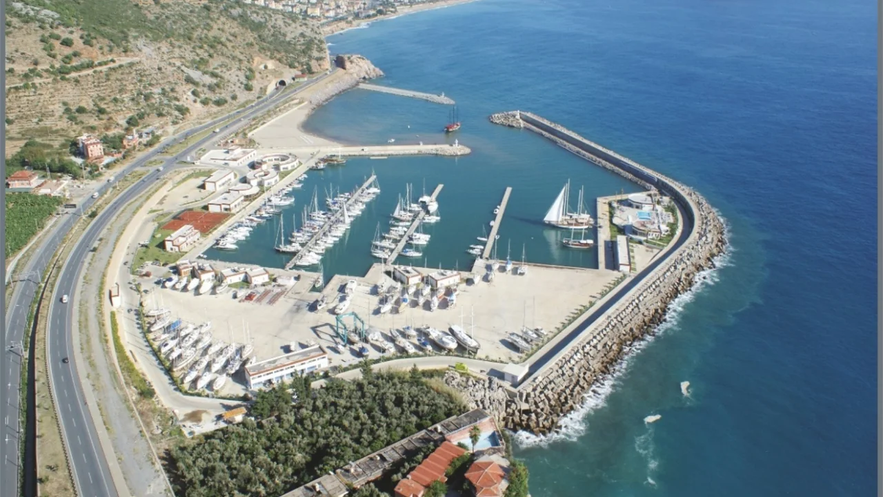 Alanya'da Balıkçı Teknesi Sulara Gömüldü, 3 Kişi Son Anda Kurtuldu!