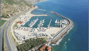 Alanya'da Balıkçı Teknesi Sulara Gömüldü, 3 Kişi Son Anda Kurtuldu!