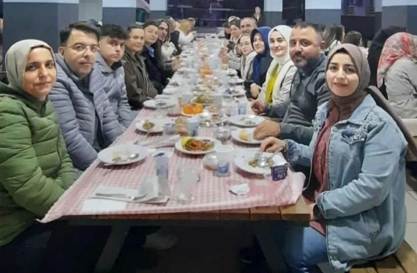 Tahir Tuluk Ortaokulu&rsquo;nda G&ouml;n&uuml;l K&ouml;pr&uuml;leri Kuruldu: 6-C Sınıfı İftarda Buluştu 🌙