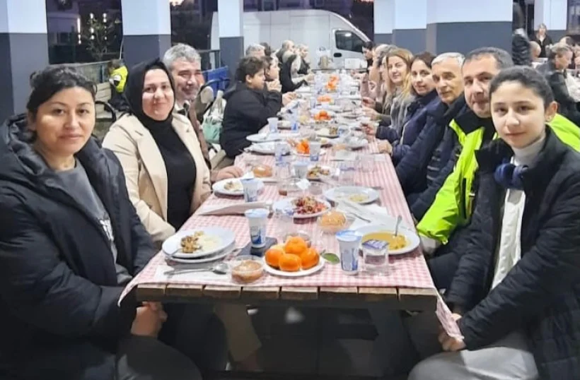 Tahir Tuluk Ortaokulu&rsquo;nda G&ouml;n&uuml;l K&ouml;pr&uuml;leri Kuruldu: 6-C Sınıfı İftarda Buluştu 🌙