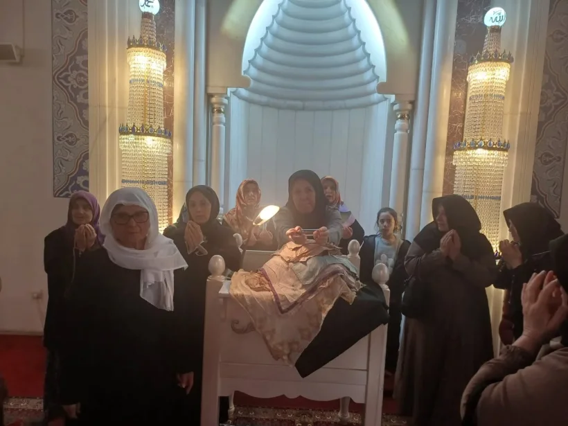 🌹 Alanya Emine &Ouml;zm&uuml;ft&uuml;oğlu Camii&rsquo;nde Sakal-ı Şerif Heyecanı