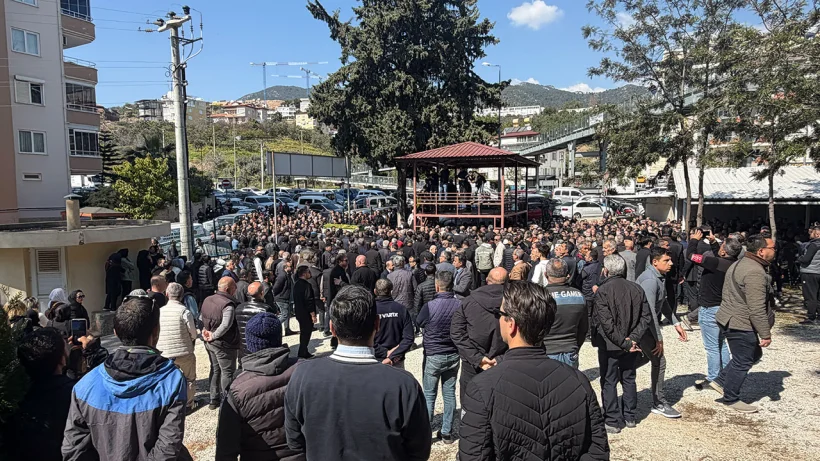 Alanya Tek Y&uuml;rek Oldu: Alper Arıkan Mahşeri Kalabalıkla Uğurlandı