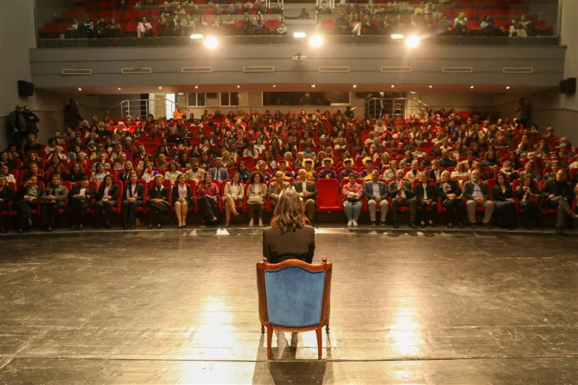 Usta gazeteci ve yazar Aslı Şafak  '8 Mart' etkinliği i&ccedil;in Alanya'ya geldi