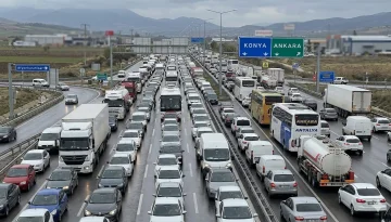 🚗 Bayram Göçü Başladı: Kavşak Noktalarında Trafik Durma Noktasında!