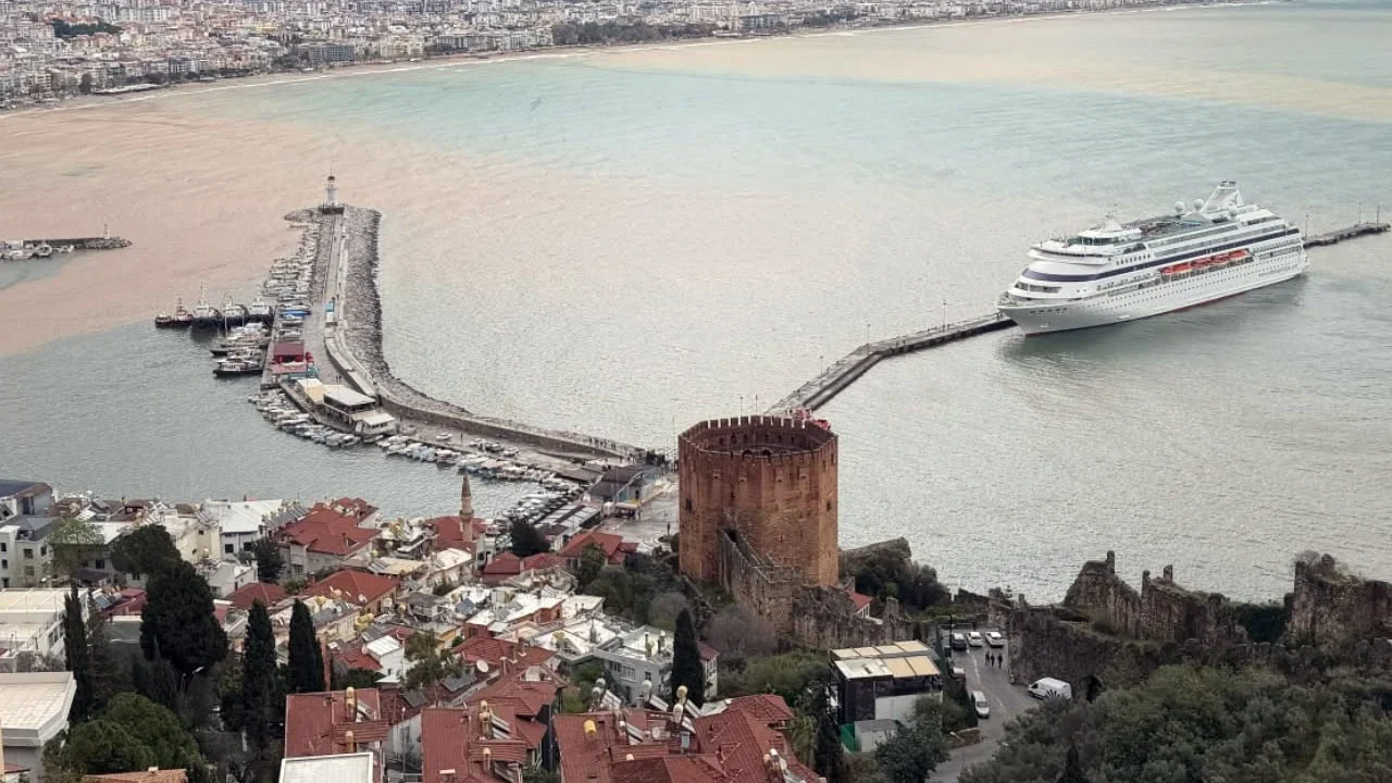 🚢 Alanya Limanı’nda Sezonun İlk Dev Misafiri: Astoria Grande Demirledi!